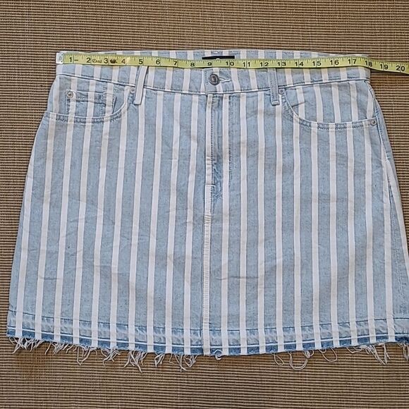 NWOT 7 for All  Mankind Distressed Striped Denim Skirt - Size 32 - Picture 7 of 8